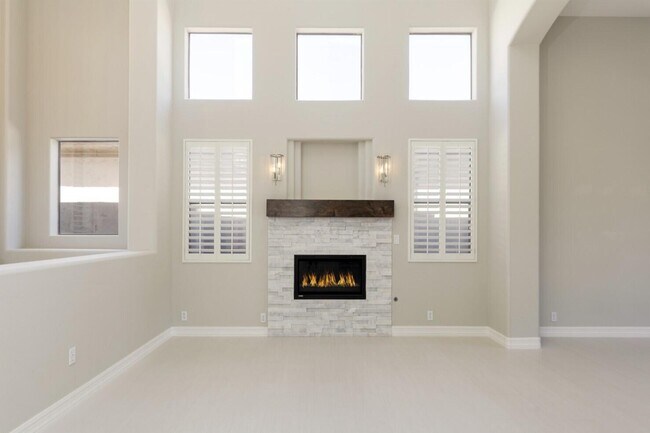 Building Photo - 7647 E Los Gatos Dr