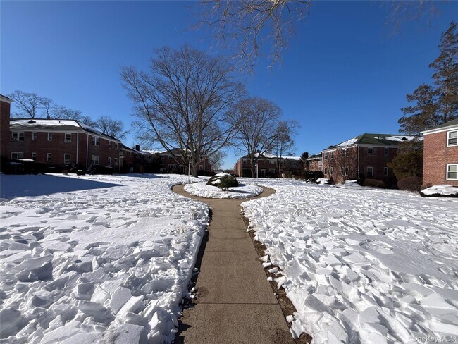 Building Photo - 25 Dolphin Green