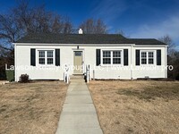 Building Photo - Updated, Three Bedroom Ranch in Salem!