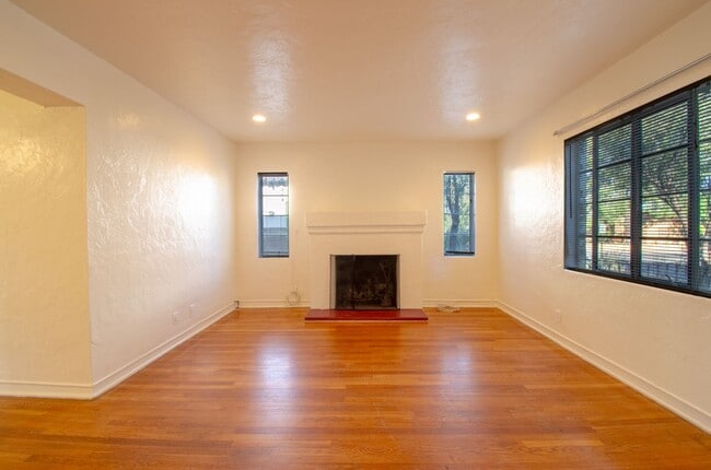 Building Photo - Iconic Sam Hughes Bungalow! Steps away from University of Arizona Main Campus!