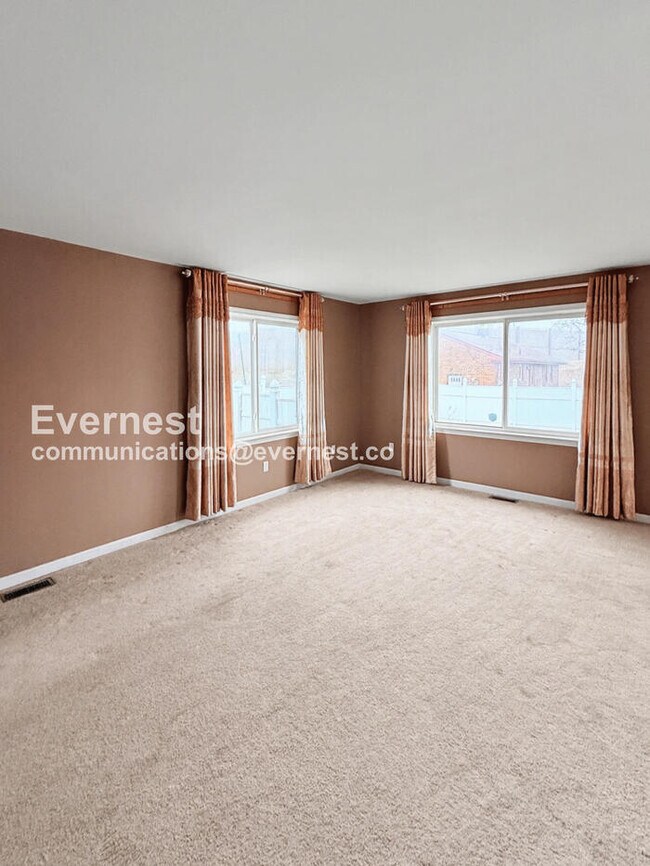 Building Photo - Spacious 3 Bed, 2.5 Bath Home with Fenced Yard and Attached Garage