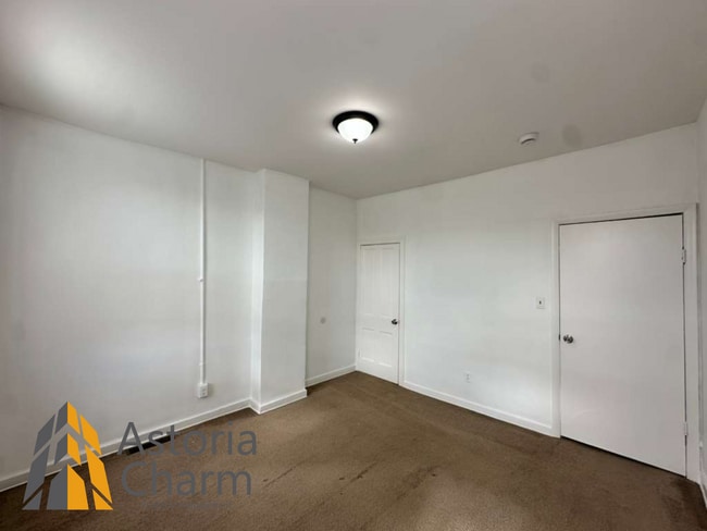 Building Photo - 1 Bedroom Plus Den Rowhome on Kuper Place