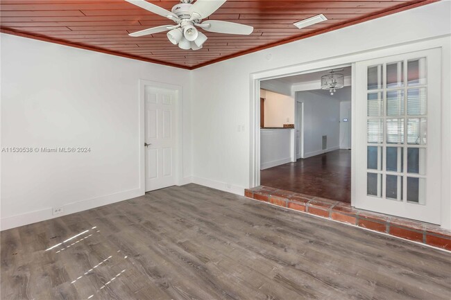Building Photo - 1404 Plunkett St