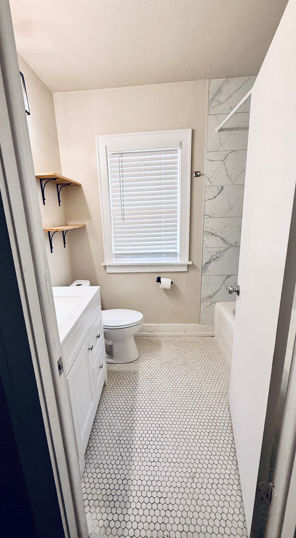 Building Photo - Charming 2BD 1BA Duplex in Crestwood!!