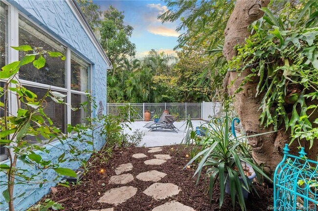 Building Photo - 508 SE Balboa Ave
