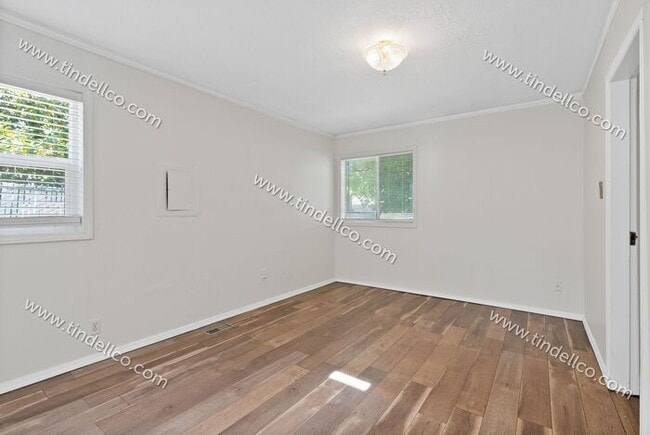 Building Photo - Darling Two Bedroom With Large Fenced Yard, Quick Access to Jackson Middle School and I5.