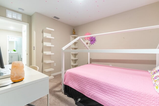 Building Photo - Stunning, Pet-Friendly, 4 Double bedroom, 2.5 Bathroom Home in Crosswind Point, Parrish