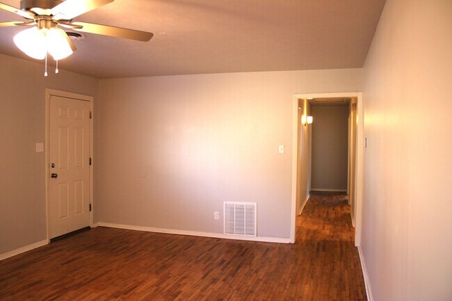 Building Photo - 4 BEDROOM HOUSE BY ELEMENTARY SCHOOL*