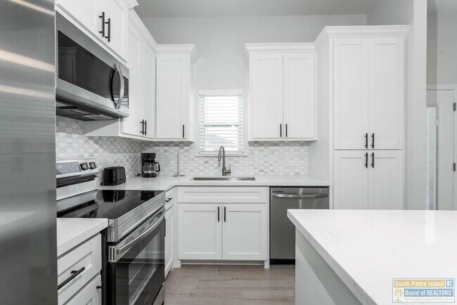 Building Photo - 20 S Bay Hill Dr