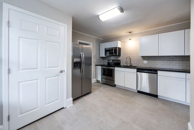 Building Photo - 1BD/1BA Duplex Home with Additional Flex R...