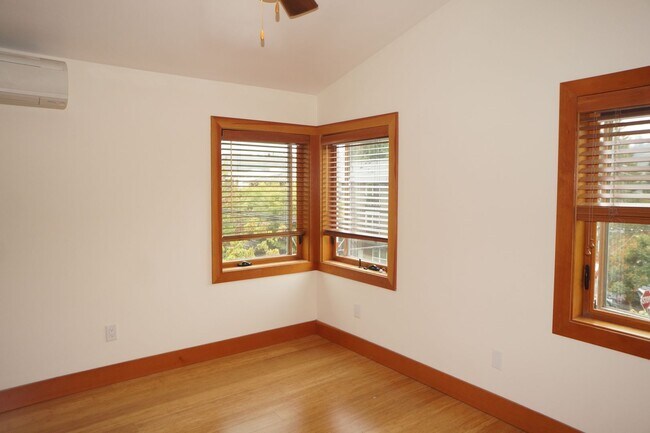 Building Photo - Amazing two bedroom sellwood beauty!