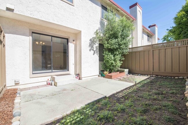 Building Photo - Excellent 3 Bed 2.5 Bath Town Home!