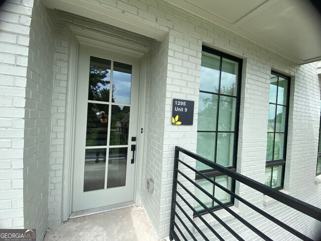 Building Photo - 1295 Longreen Ter NW