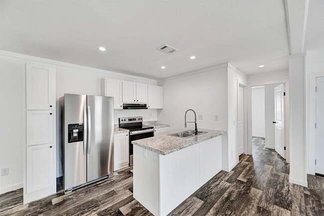 Building Photo - 2563 Skyview St