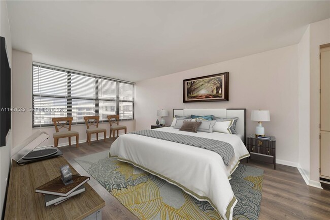 Building Photo - 2500 Parkview Dr