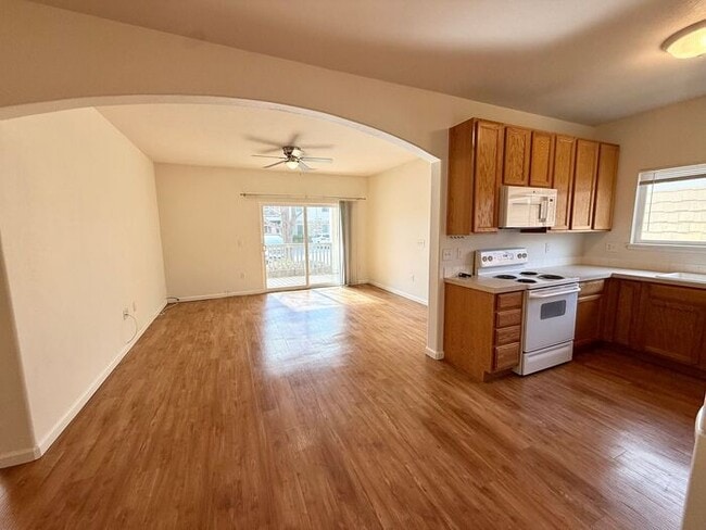 Building Photo - MUST SEE 2 Bed/2 Bath Condo in the Lakeshore at Centerra!