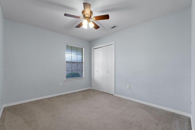 Building Photo - 502 Krest Dr