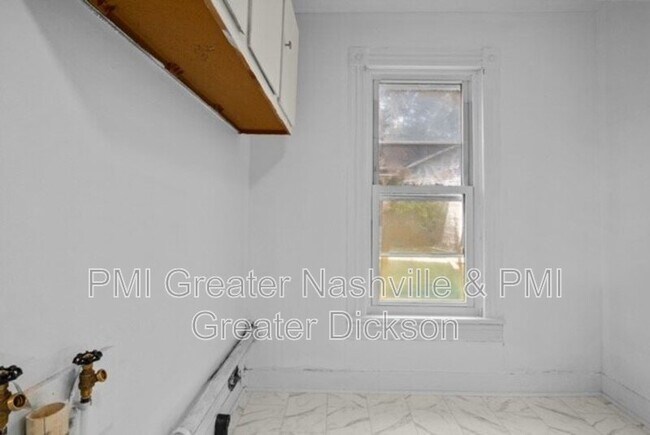 Building Photo - 302 W Railroad St