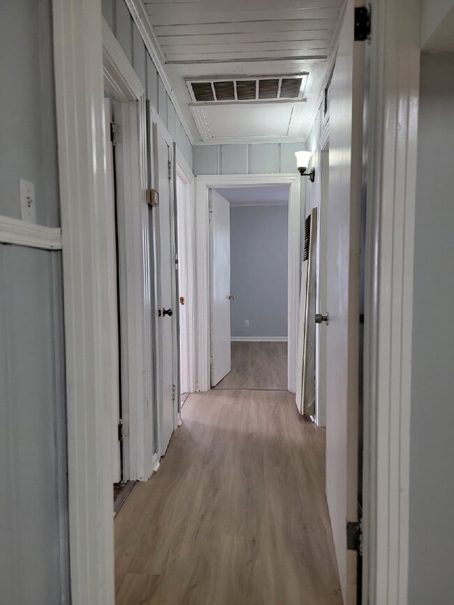 Building Photo - 937 W 6th St