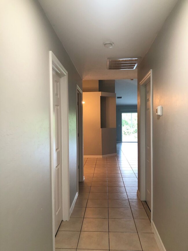 Building Photo - 2 Bedroom 2 bath duplex. 1 car garage and ...