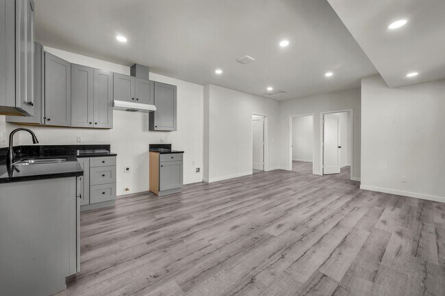 Building Photo - 5842-5840 Denver Ave