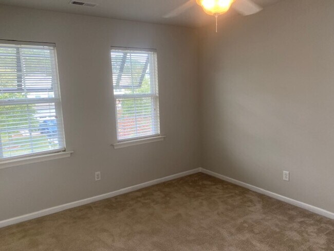 Building Photo - 203 Linfoot Ct