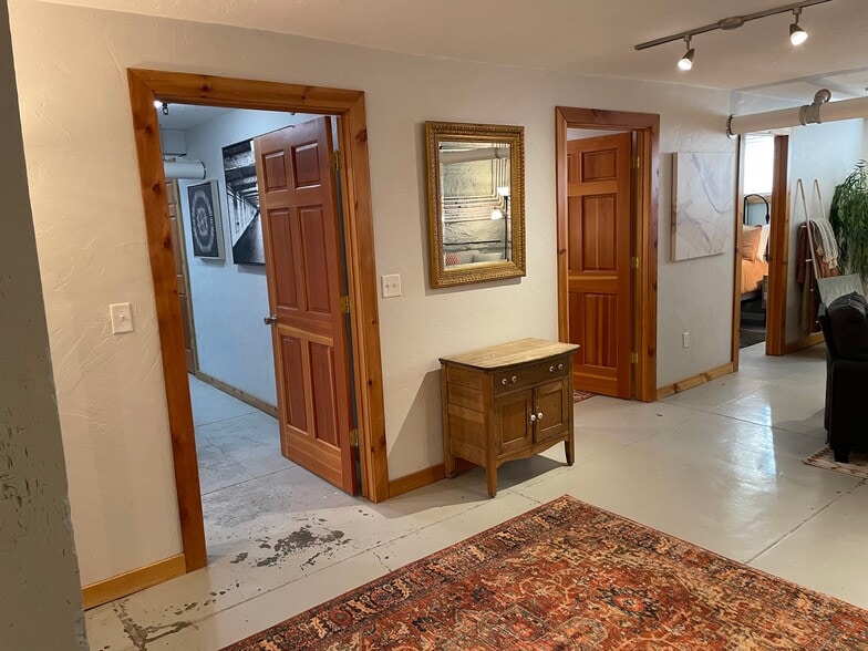 Building Photo - 418 W Callender St