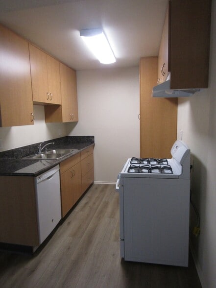Building Photo - 1181 E Hollyvale St