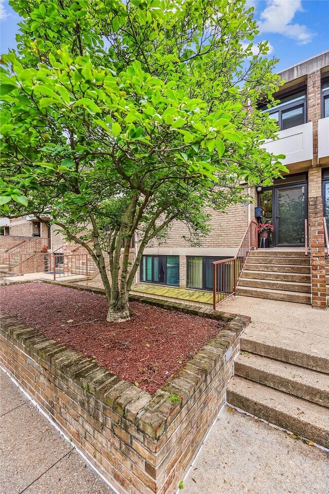 Building Photo - Chic Two-Level Condo in Prime SW Waterfront Location