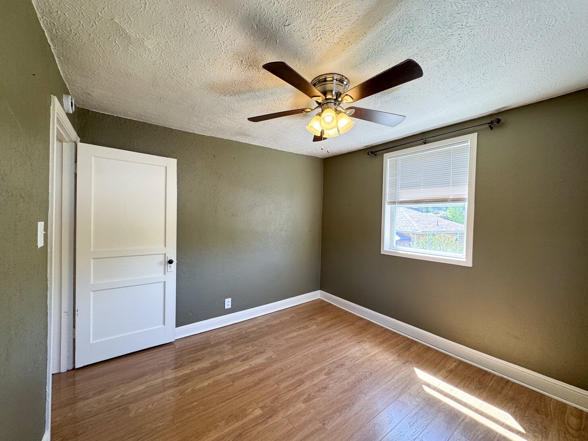 Building Photo - 321 S Walnut St