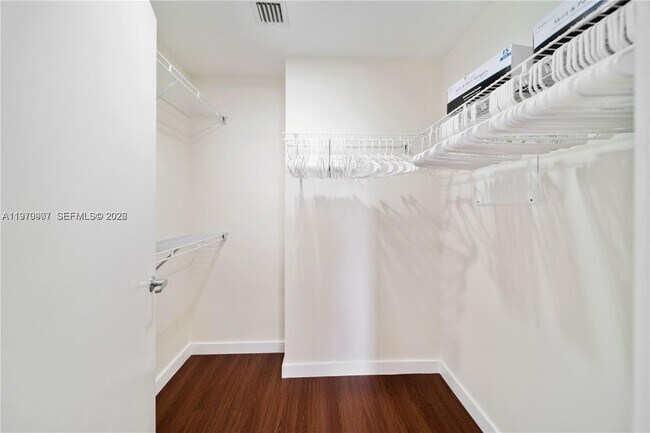 Building Photo - 1060 Brickell Ave