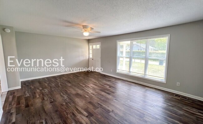 Building Photo - 3 Bed, 2 Bath Home with Modern Amenities / Pet-Friendly / Available Now!