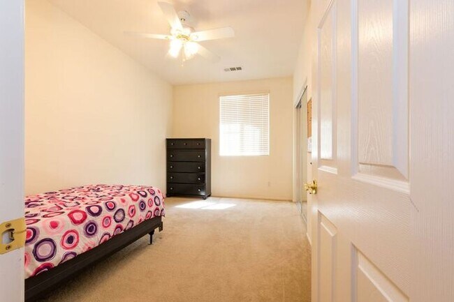 Building Photo - 4 Bed Home for Rent Palmdale CA 93551