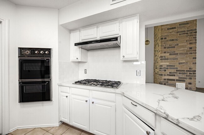 Building Photo - 2010 Courtshire Ln