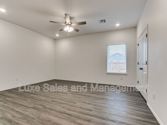 Building Photo - 10908 Oak Holw Ln