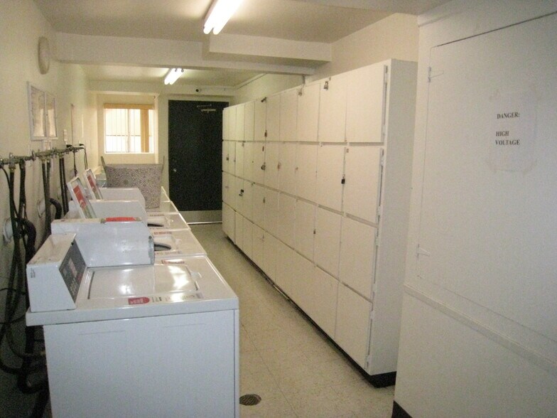 Building Photo - 5328 Newcastle Ave