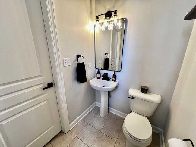 Building Photo - Gorgeous Home in the heart of Bayview Beach