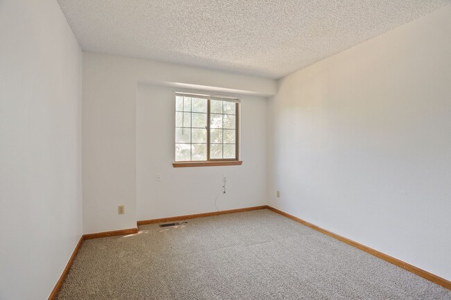 Building Photo - Beautifully Updated 3BR/2.5BA Home in Longmont – $300 Off First Month's Rent
