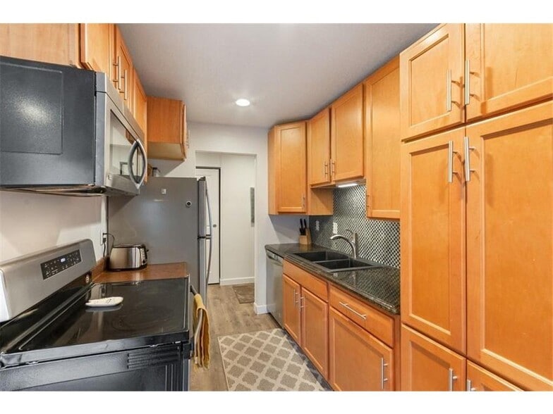 Building Photo - 4624 Cedar Lake Road S #2