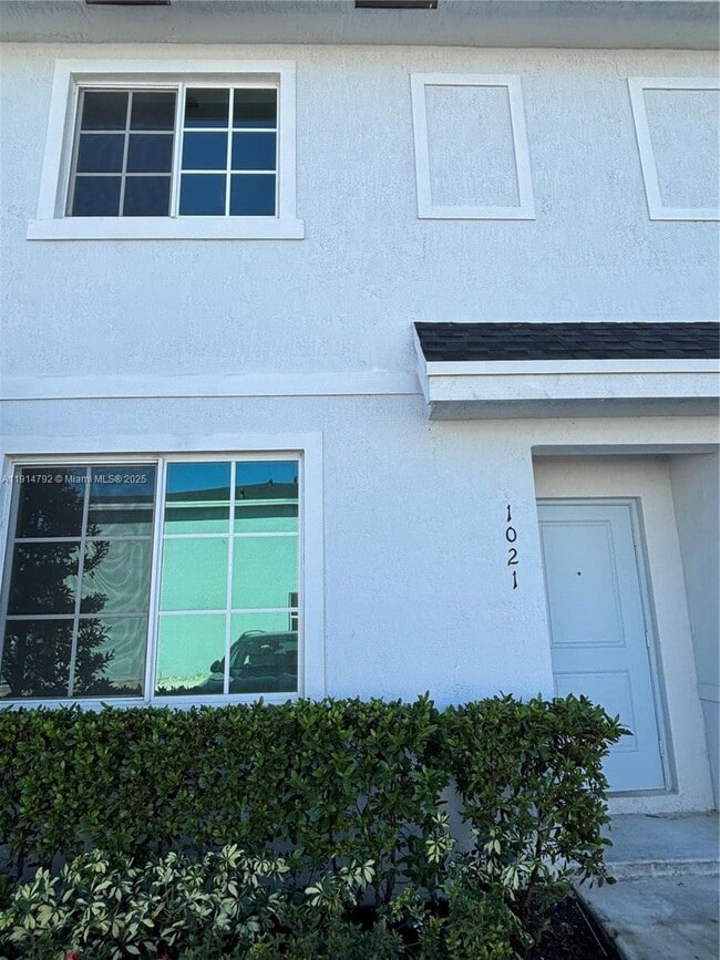 Primary Photo - 1021 NE 5th Ave