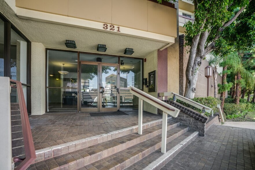 Building Photo - 321 S San Vicente Blvd