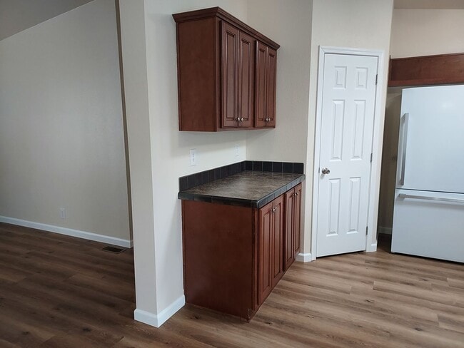 Building Photo - Available Now 3 bedroom, 2bath!!