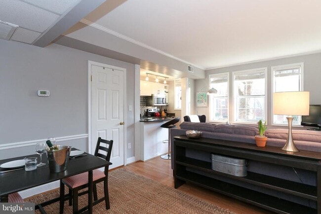 Building Photo - 1800 Queens Ln