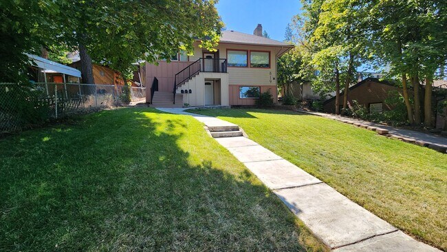Building Photo - 819 W 11th Ave
