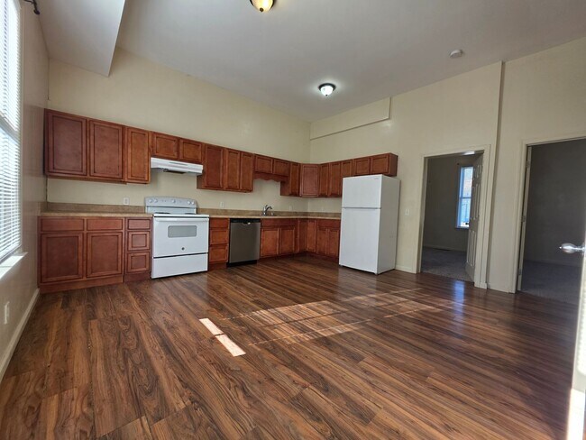 Building Photo - 1102 E 33rd St