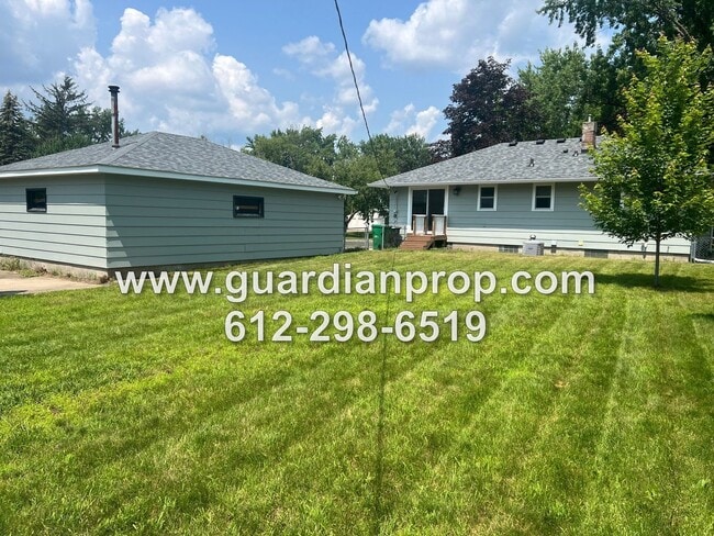 Building Photo - Shoreview House Available September 1st, U...