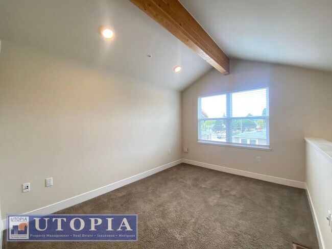 Building Photo - Beautiful, top floor apartment located in ...
