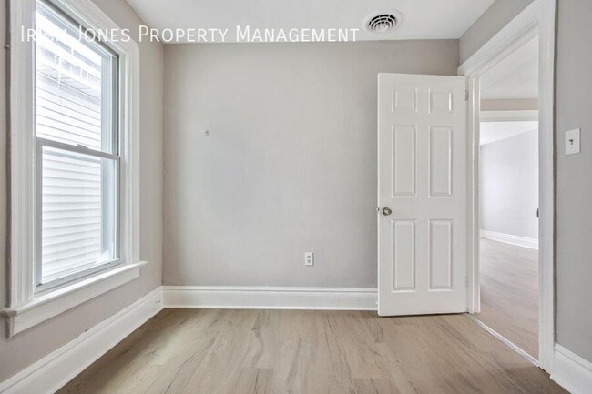 Building Photo - 105 Howell St