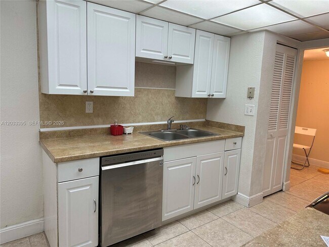 Building Photo - 400 Commodore Dr