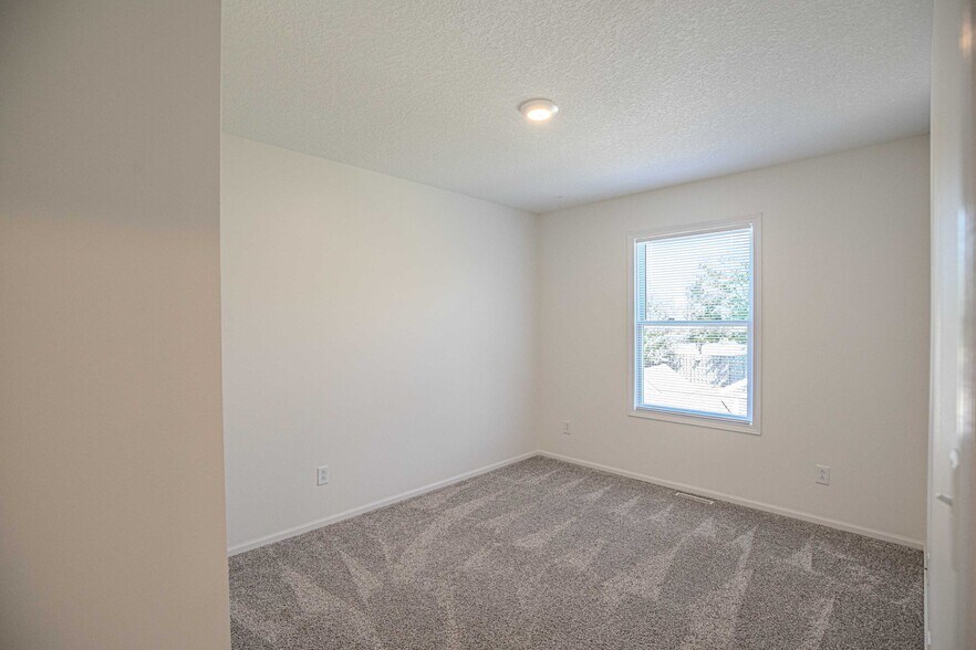 Building Photo - 15835 Hawthorn Dr